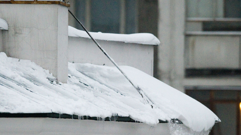 Юрист Лущик: нельзя ссылаться на форс-мажор при сходе снега с крыши
