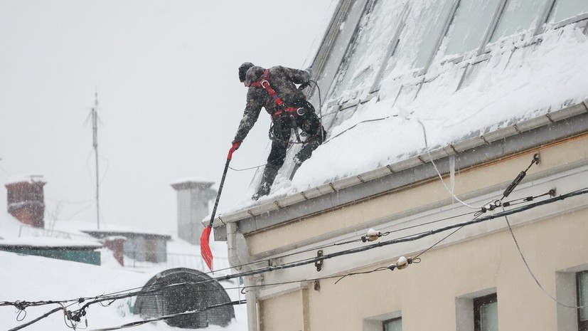 Депутат Панеш напомнил о сроках уборки снега и очистки крыш от наледи