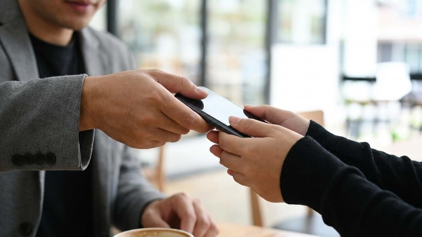 Киберэксперт предупредил о схеме со «случайным» прохожим и передачей телефона