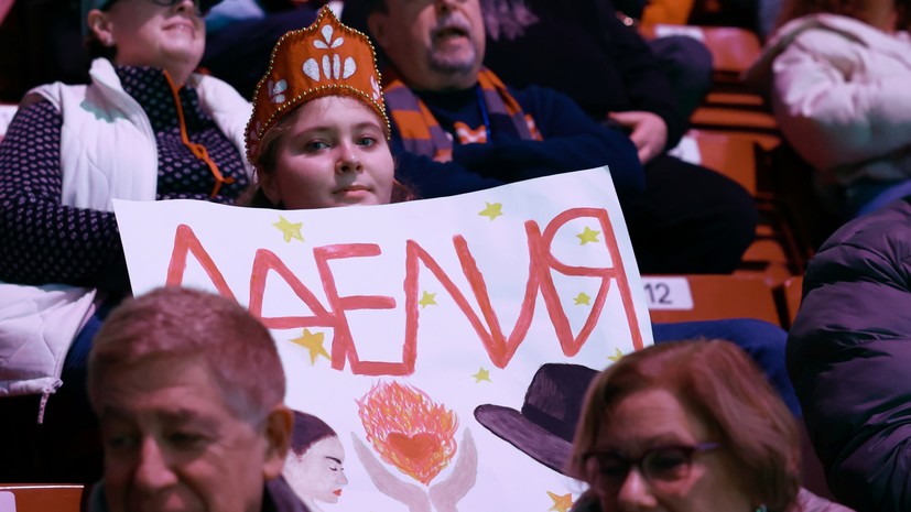 Стюард попросил болельщиков убрать баннер с поддержкой Петросян и флагом