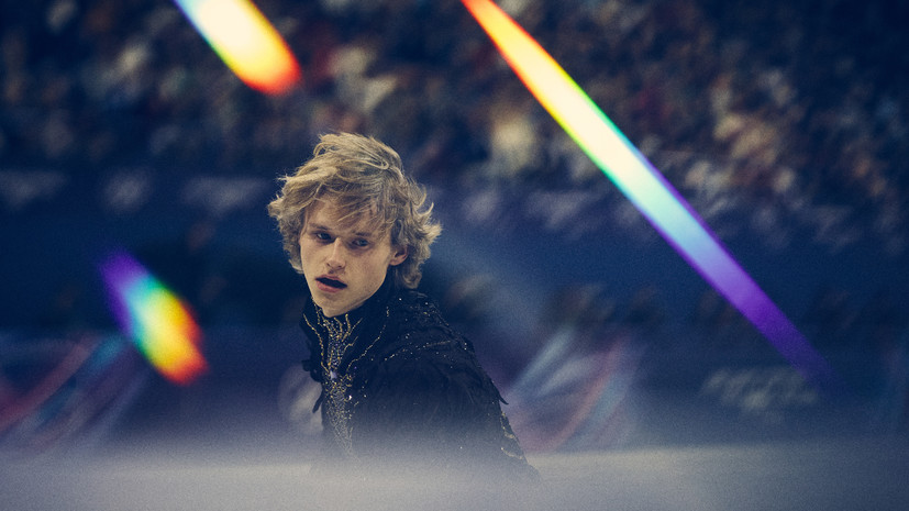 Малинин с трибун наблюдает за короткой программой одиночниц на Олимпиаде