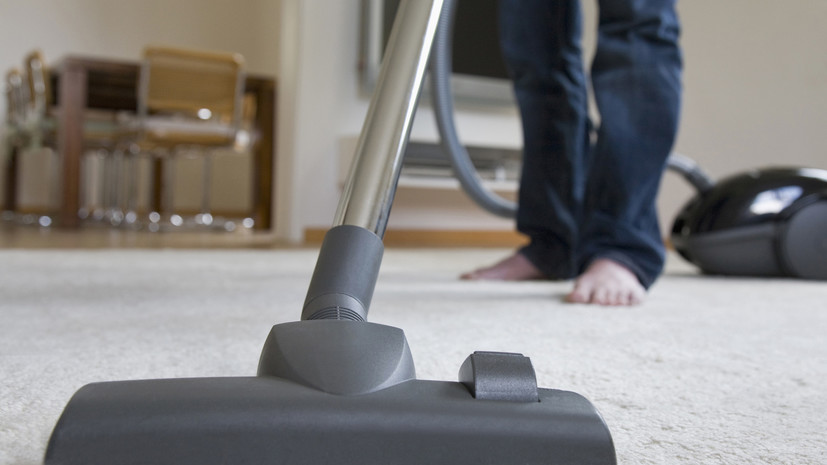 Юрист Зокиров предупредил о штрафах за шумную уборку в вечернее время