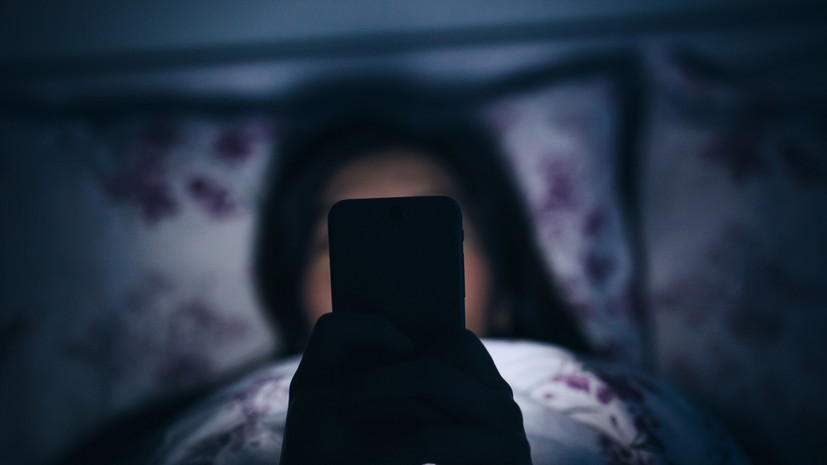Офтальмолог предупредила, что ждёт использующих смартфон перед сном в темноте