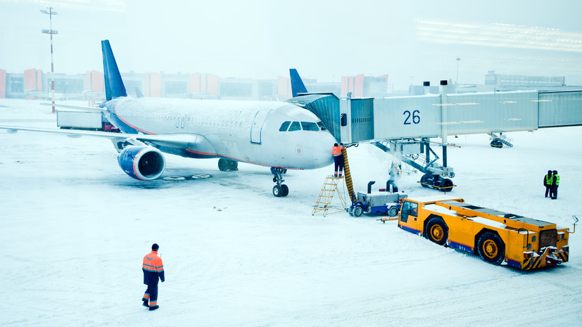 Аэропорты Москвы отправляют и принимают рейсы, несмотря на снегопад