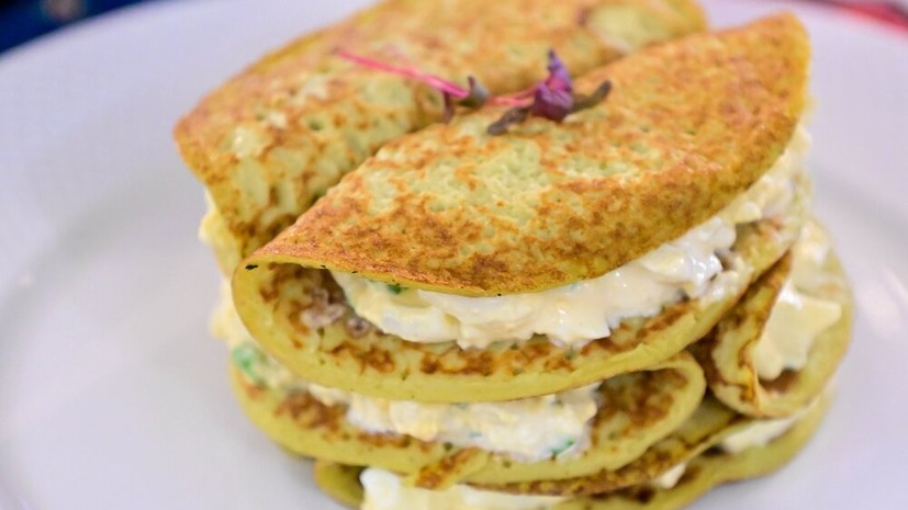 Исследование: каждый пятый россиянин ест больше семи блинов за раз на Масленицу