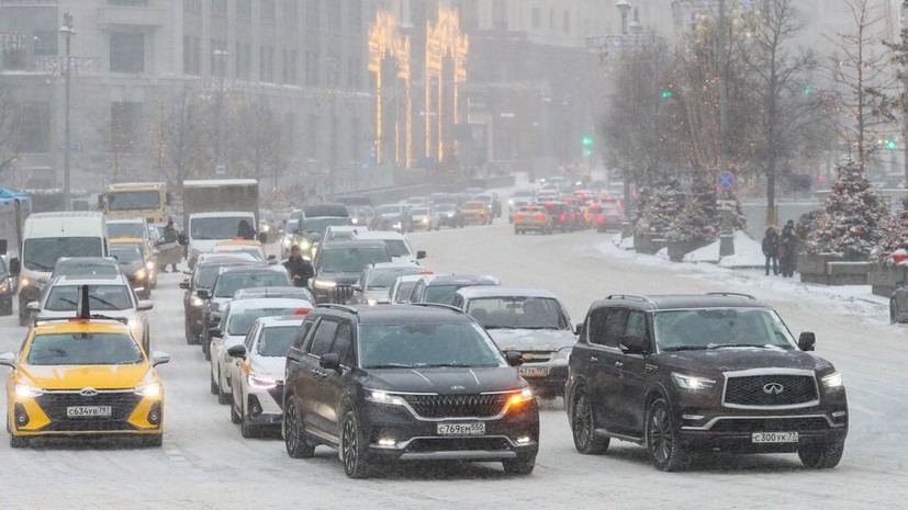 Автоэксперт Хайцеэр пояснил, как водителю менять поведение на дороге в снегопад