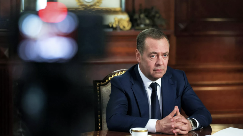 Медведев: Украине помогает весь мир, а Россия оснащает себя сама