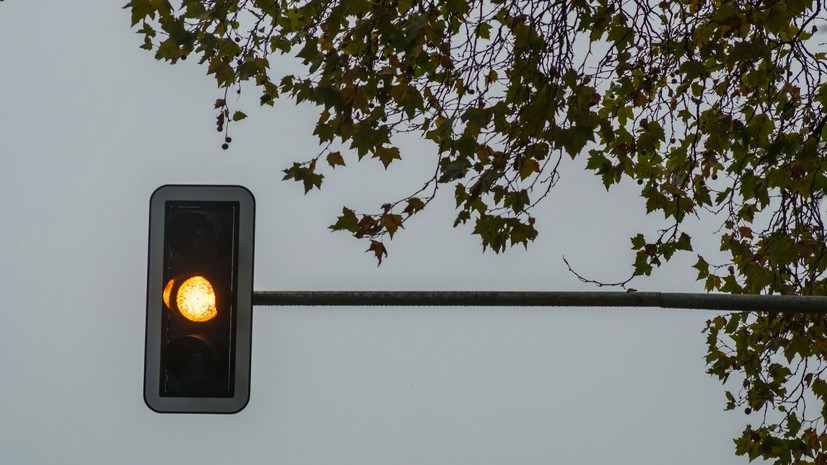 Автоэксперт Ладушкин: за проезд на жёлтый сигнал светофора предусмотрен штраф