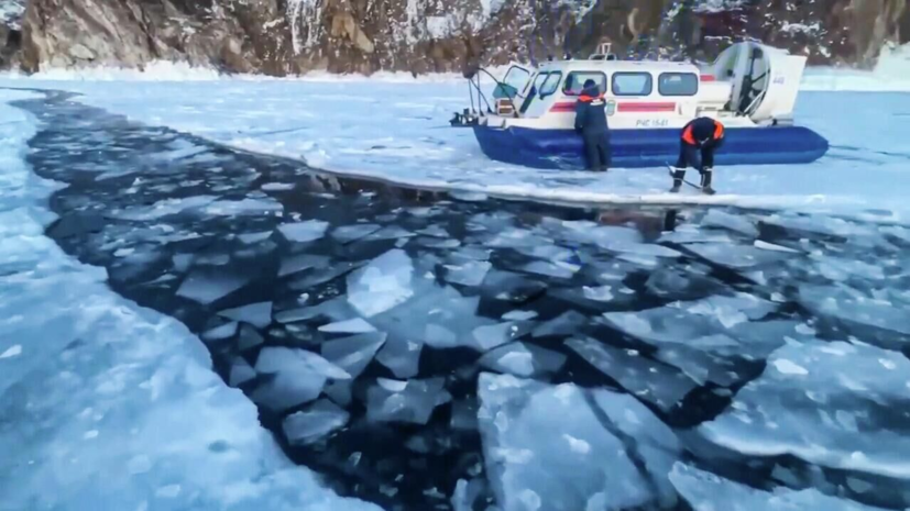 Водолазы и спасатели извлекают тела утонувших на Байкале туристов из КНР