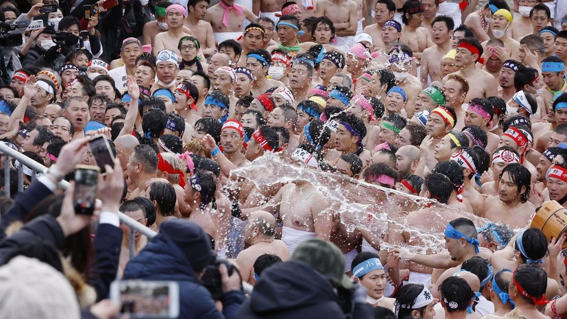 Шесть человек пострадали при давке на «голом фестивале» в Японии