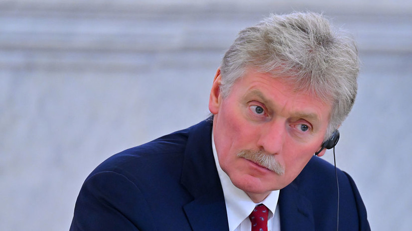 Песков призвал равняться на Путина, отвечая на вопрос про мат Зеленского