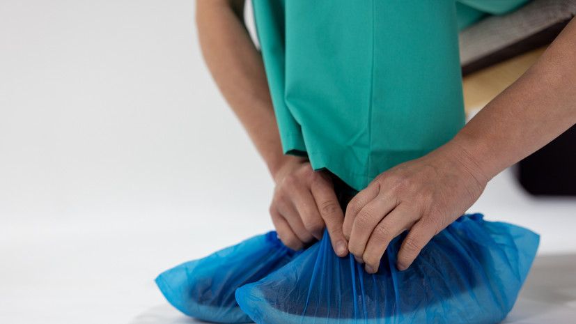 Онищенко оценил идею отказаться от использования бахил в поликлиниках