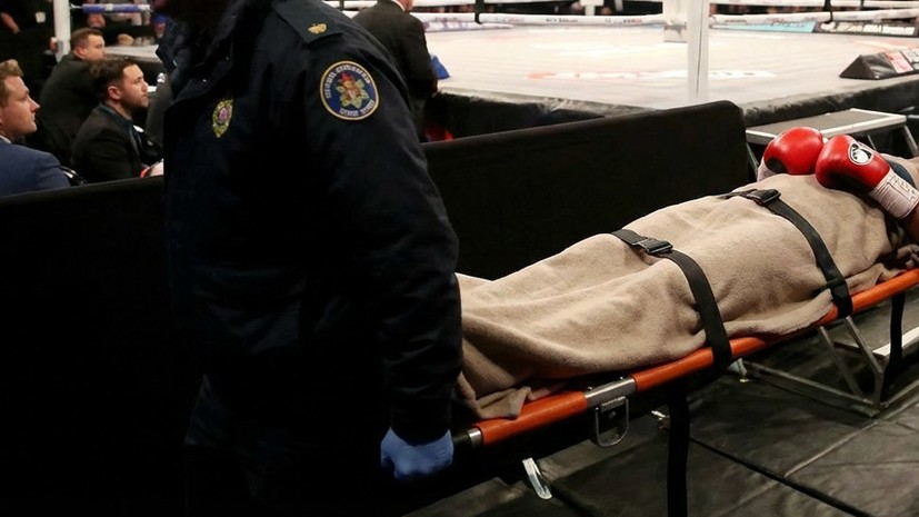 Боксёр упал в обморок после столкновения головами и был госпитализирован