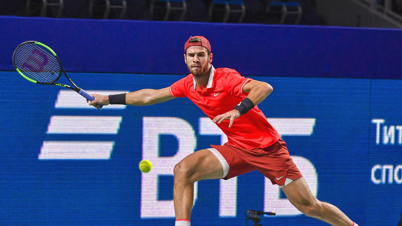 Хачанов проиграл Бруксби во втором круге турнира ATP 500 в Дубае