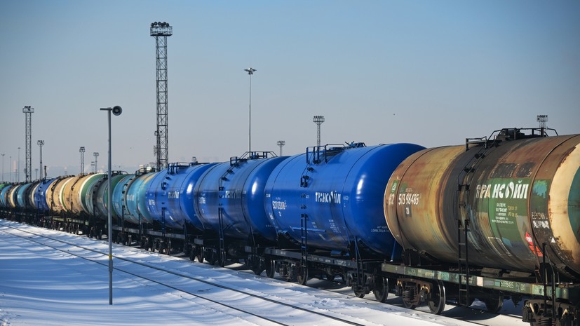 На Сахалине локомотив и 30 вагонов грузового поезда сошли с рельсов