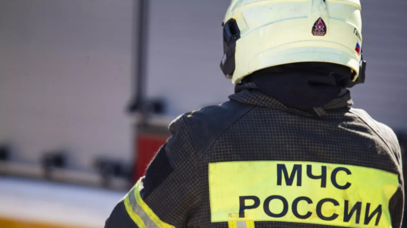 Во Владивостоке 18 человек спасли из горящего дома