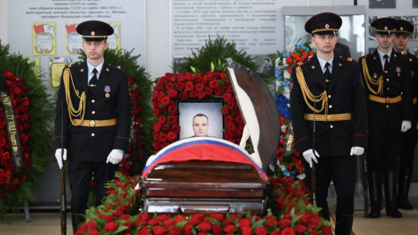 В Москве проходит прощание с погибшим при взрыве полицейским