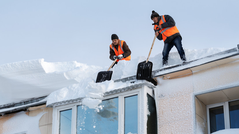 Россиянам напомнили об ответственности за упавший снег с застеклённых балконов