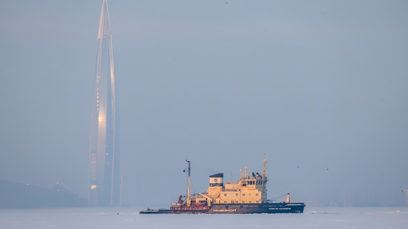 Российские ледоколы помогают судам, застрявшим во льдах в Финском заливе