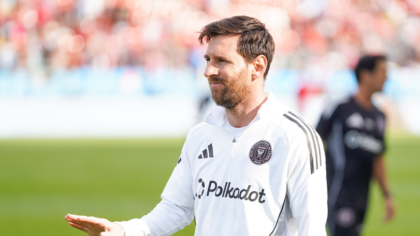 Болельщик прорвался на поле и повалил Месси на газон, пытаясь обнять