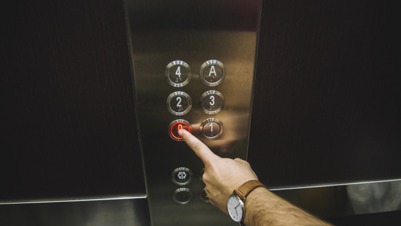 Россиянам напомнили о правилах безопасного использования лифтов
