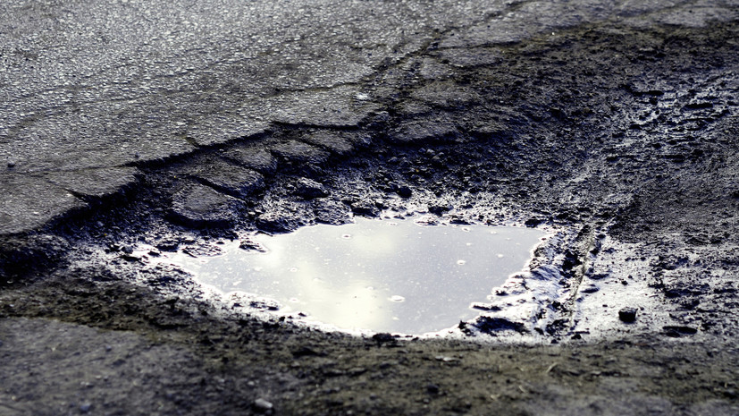 Юрист рассказала о действиях на случай, если одежда испорчена грязной водой из лужи