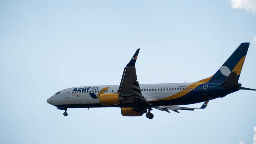 Baza: у самолёта Azur Air на взлёте с Фукуока прогремели взрывы из двигателя