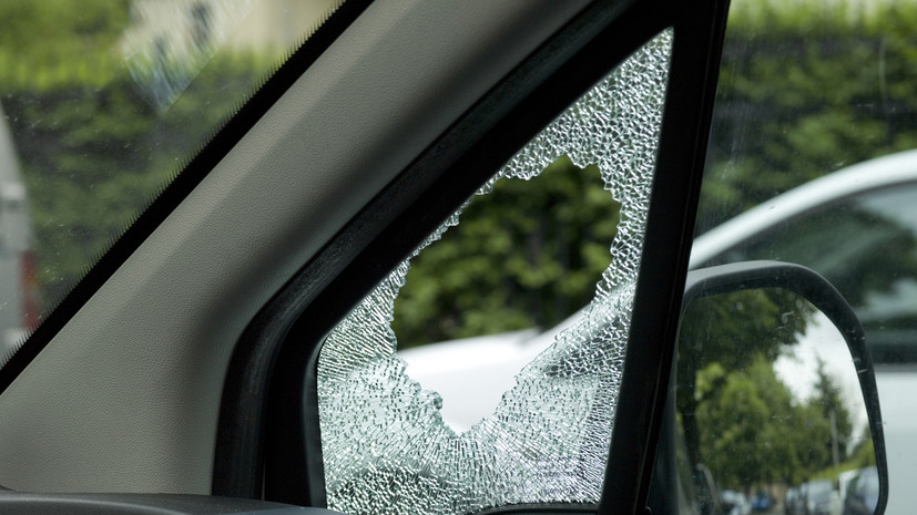 В Киеве сотрудники ТЦК разбили стекло в автомобиле и вытащили из него мужчину