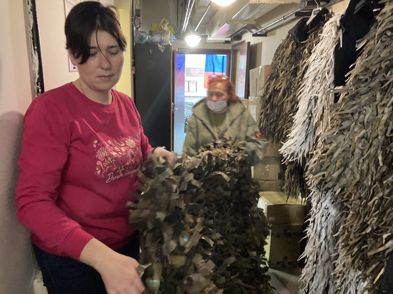 «Господь, если ему это надо, сводит добрых людей вместе»: волонтёры делают уникальные защитные изделия для бойцов СВО