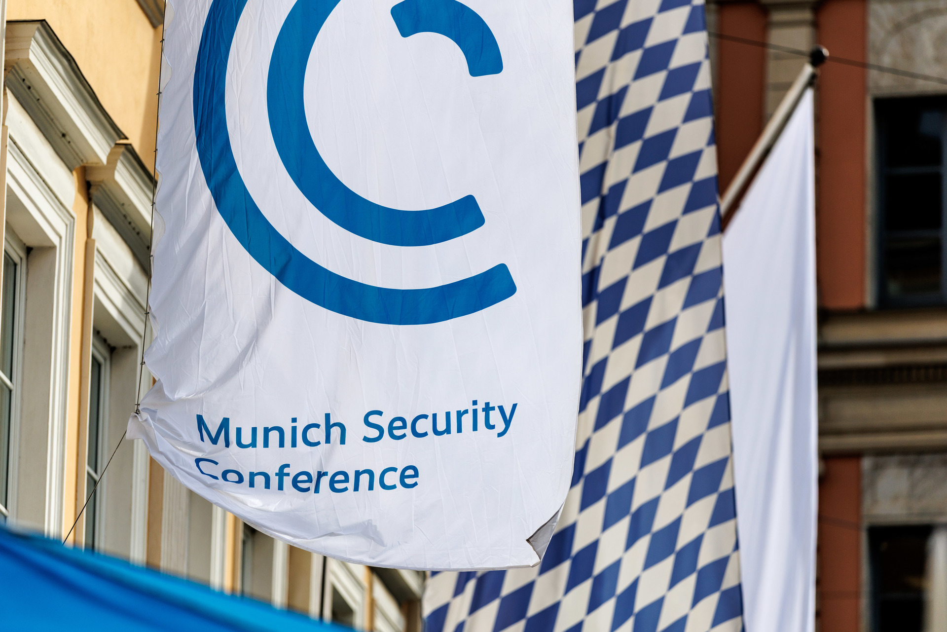 «Главная задача Зеленского — выживание»: что может стоять за стремлением Киева получить гарантии безопасности от Запада