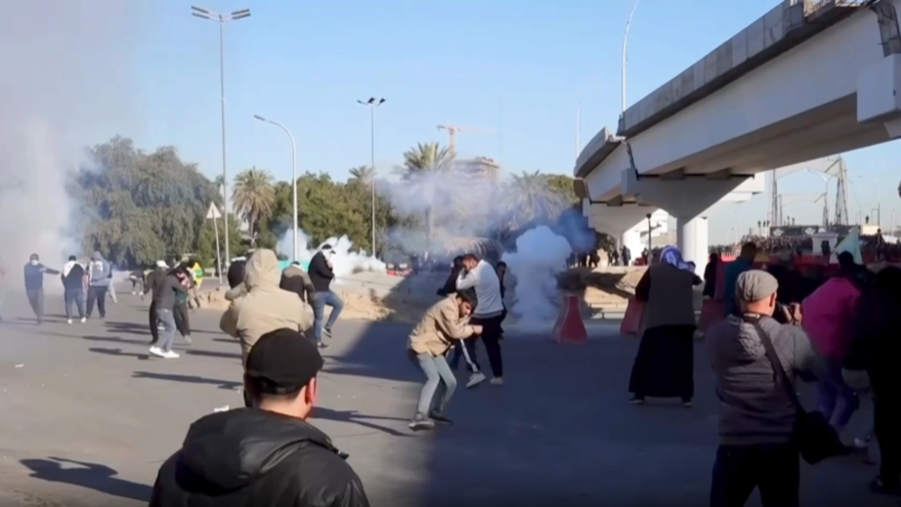 Протестующие в Багдаде забрасывают полицейских камнями