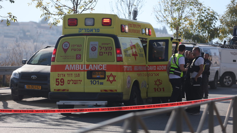 Медики оказывают помощь пострадавшим в Иерусалиме