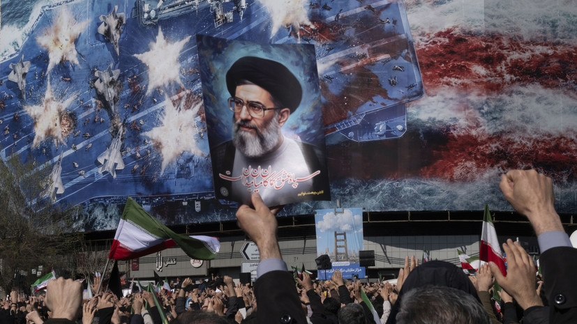 По всему Ирану люди вышли на шествия в связи с гибелью Хаменеи