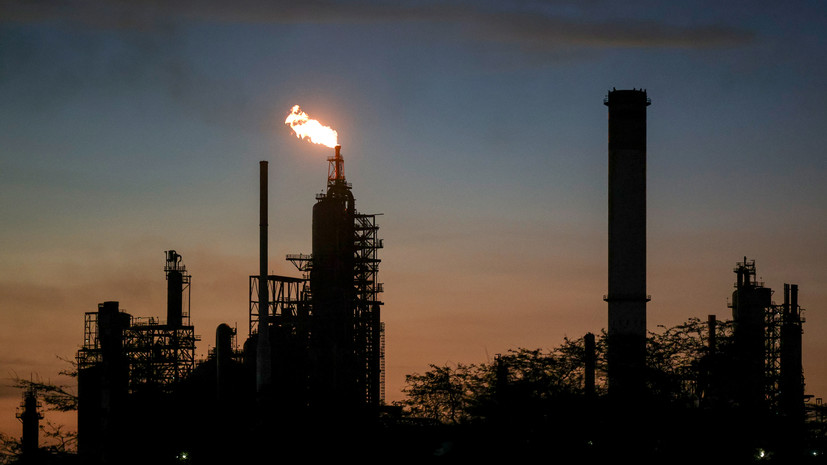 Цены на нефть выросли на 9-10% на фоне ударов по Ирану