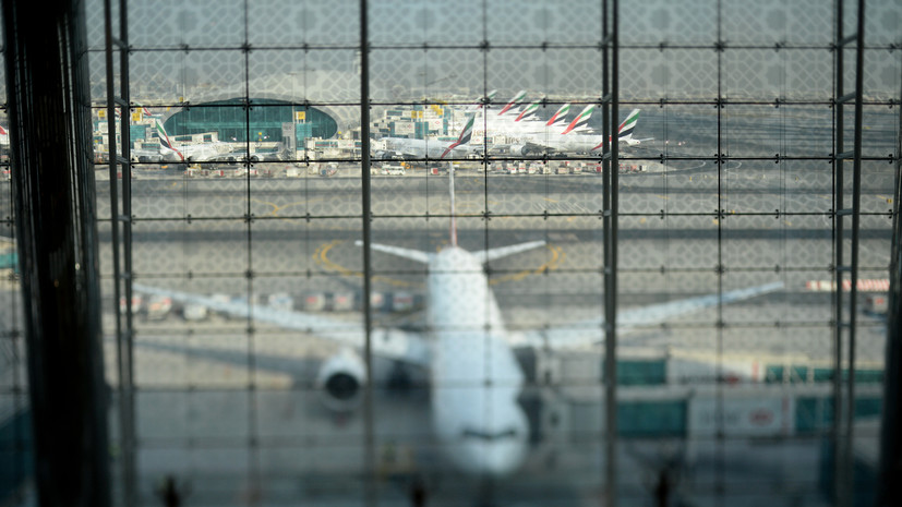 В аэропорту Дубая туристам дали три финика на обед