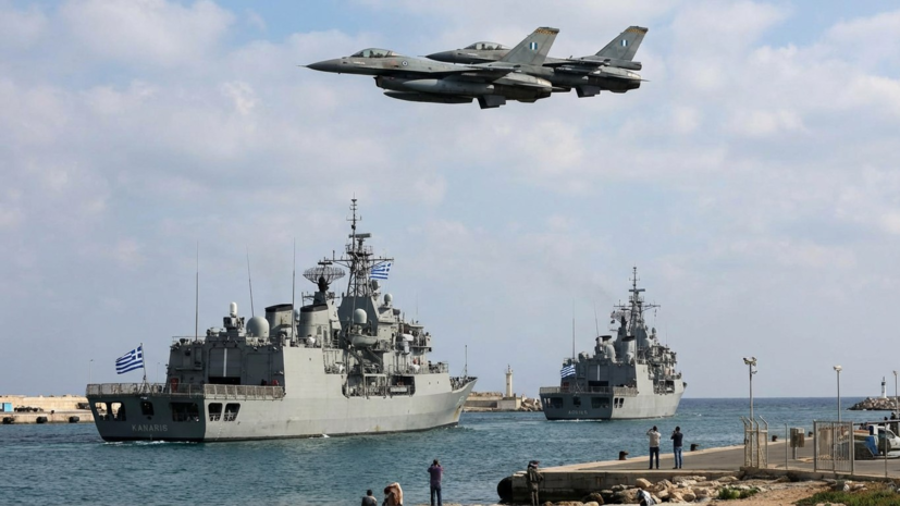 Греция направляет на Кипр два фрегата и два истребителя F-16