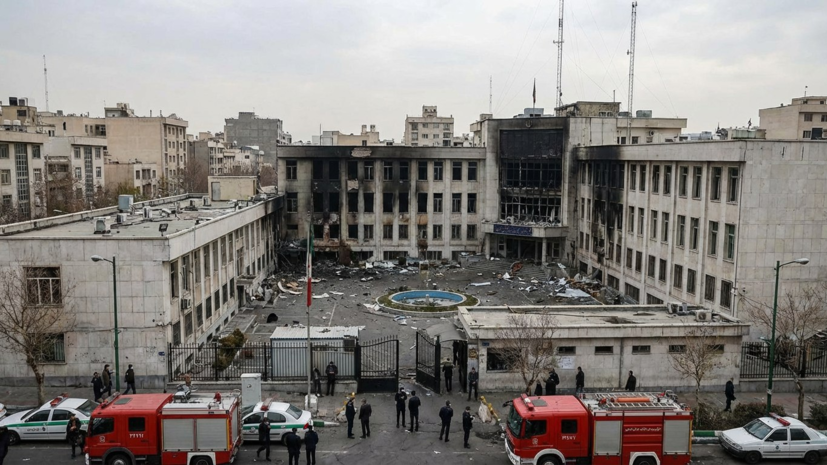 Tasnim: США и Израиль атаковали центр дипломатической полиции в Тегеране