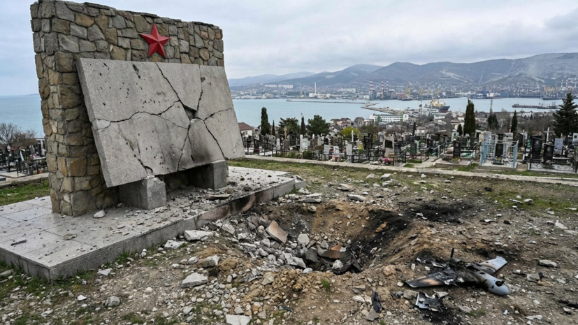 В Новороссийске при атаке БПЛА ВСУ повреждена братская могила советских воинов