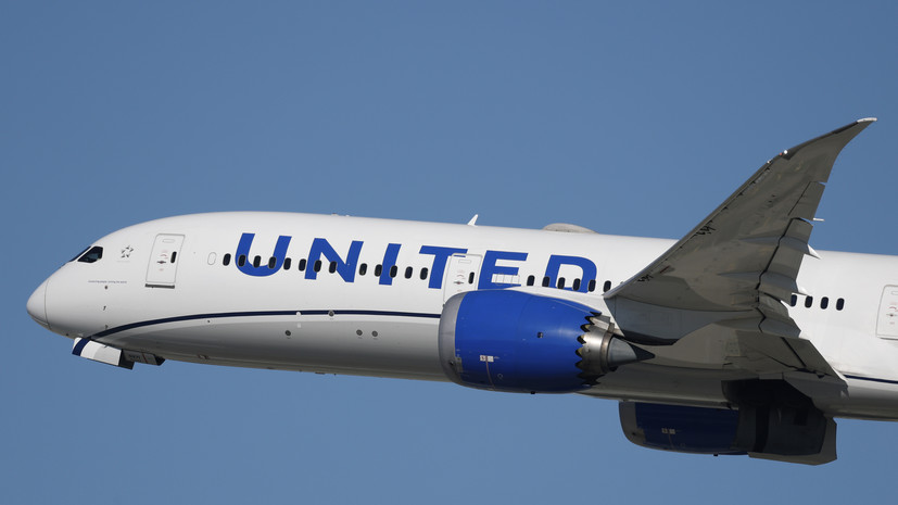 На борту самолёта United Airlines в воздухе вспыхнул пожар