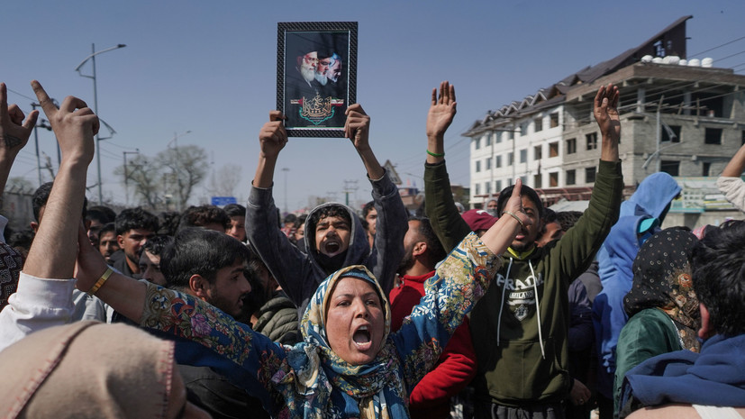 Тысячи людей вышли на улицы по всему Ирану, чтобы оплакать смерть Али Хаменеи