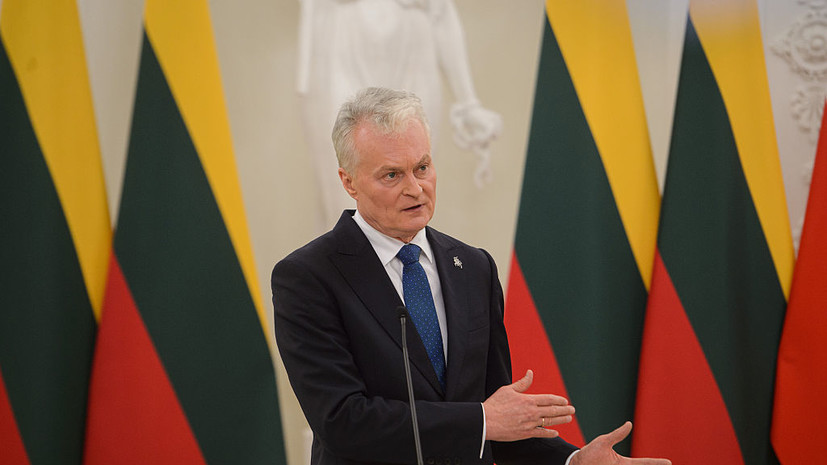 Президент Литвы Науседа заявил, что поскользнулся и получил травму