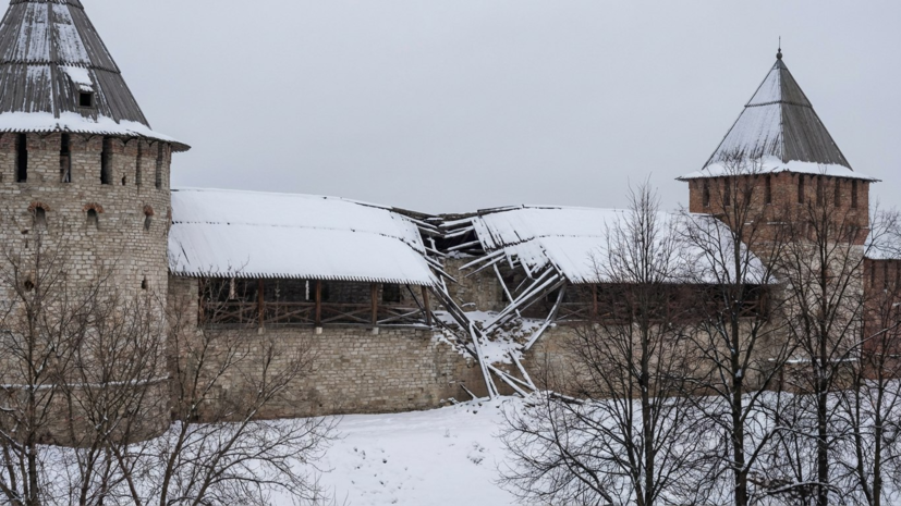 Часть крыши обвалилась между башнями Нижегородского кремля