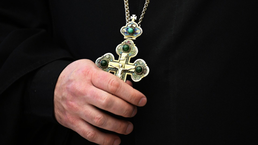 Священник объяснил, можно ли носить крест как украшение или на одежде