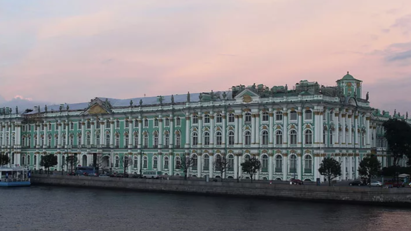 Суд взыскал с посетителя Эрмитажа 825 тысяч рублей после селфи на троне