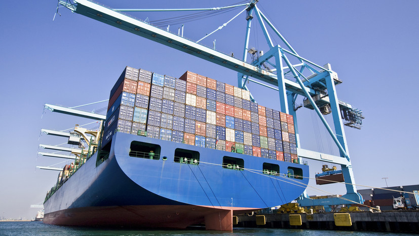 Bloomberg: судоходство в Ормузском проливе почти полностью остановлено