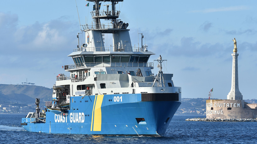 Береговая охрана Швеции взяла под контроль судно с неустановленным флагом