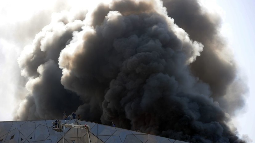 Press TV: в Эль-Кувейте небоскрёб службы соцобеспечения загорелся после удара