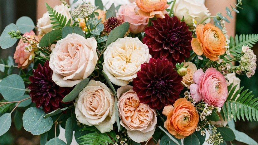 Футболисты «Факела» подарили цветы болельщицам, приехавшим на игру в Нижнекамск