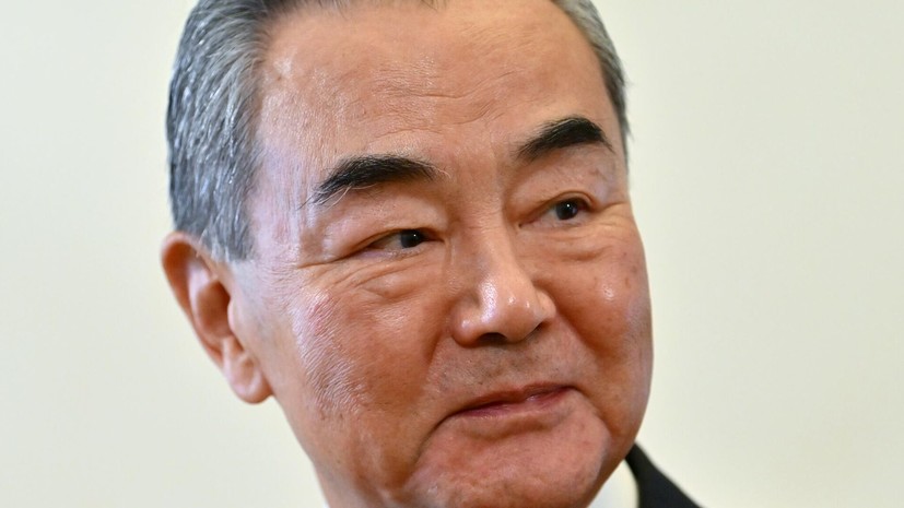 Глава МИД КНР призвал прекратить войну в Иране