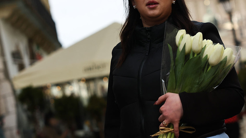 Сотрудники Русского дома раздали цветы жительницам Тель-Авива под обстрелами